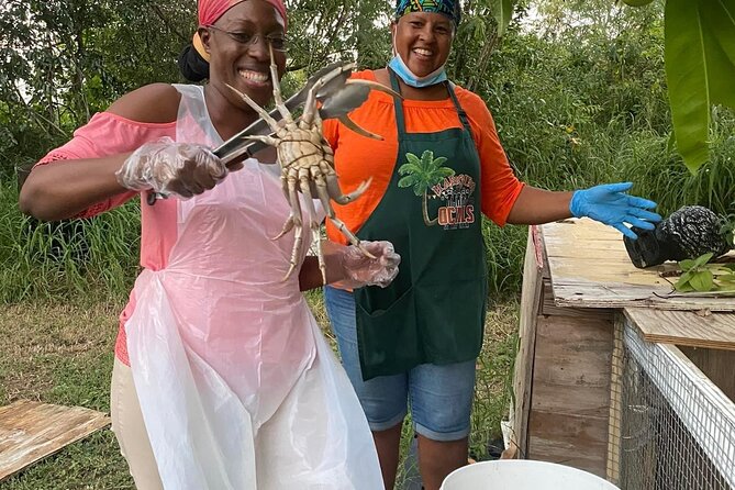 A Evening Cultural Experience Through Food Cooking Class St. Croix - Choosing a crab at Crabarama