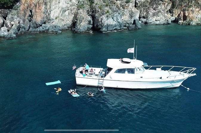 Circle the Island of St. John | Lunch stop at Lime Out (Taco Boat) - Drinks, music, and life aboard the boat
